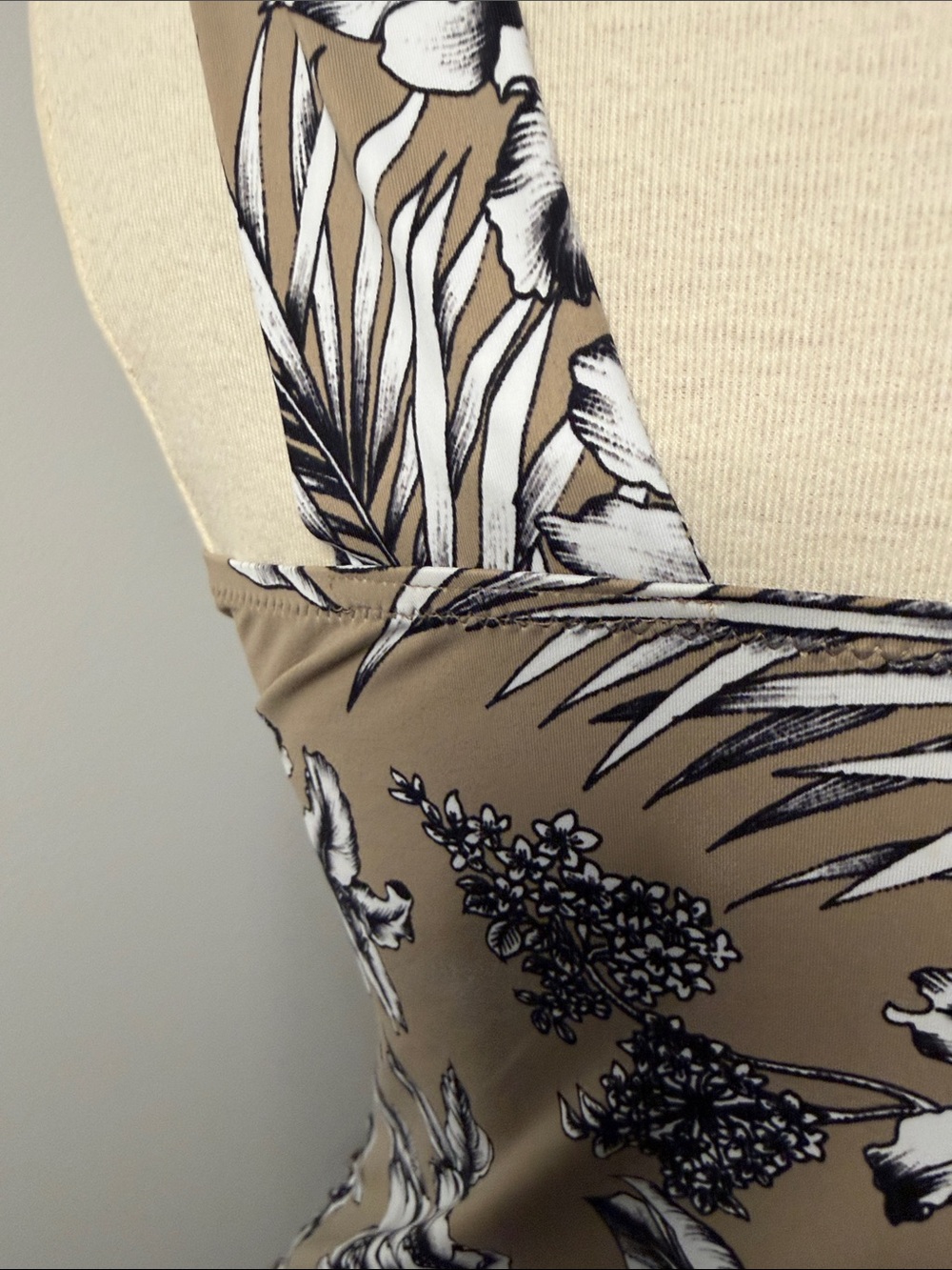 Twisted Front Floral Tank Top - Beige/Black